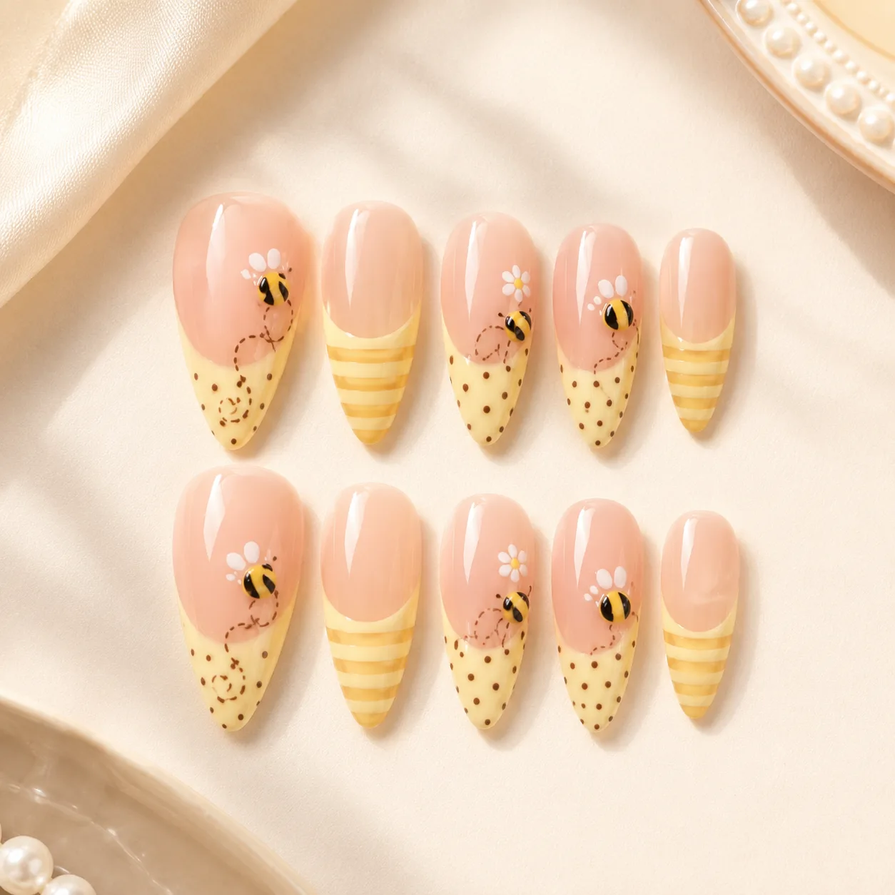 Bee Blossom Press On Nails Set by tanusartvibesstudio